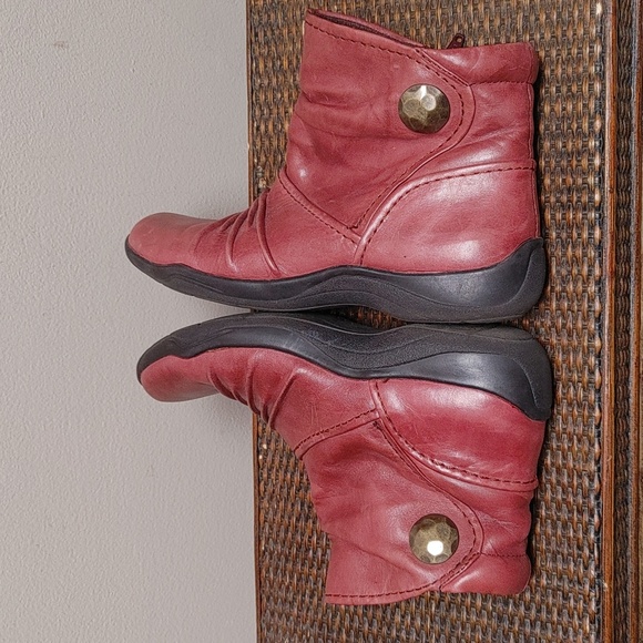 Clarks Artisan Ankle Boots Wine Color Size 6 - Picture 7 of 14